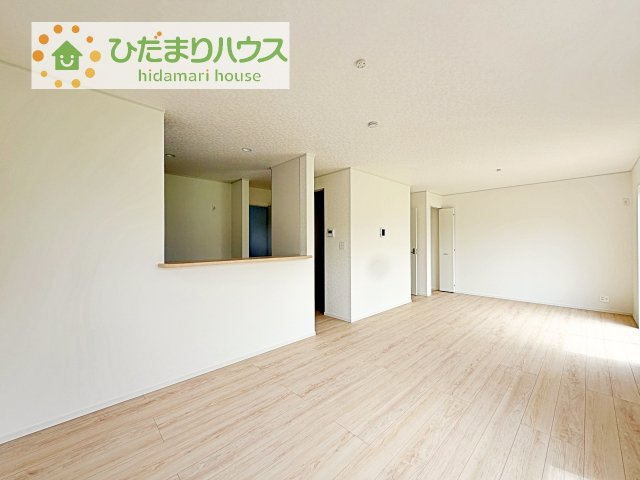 【居間・リビング】 | つくば市安食第2　新築戸建 | リビングの大きな窓からは、暖かな日の光が降り注ぎます・・・