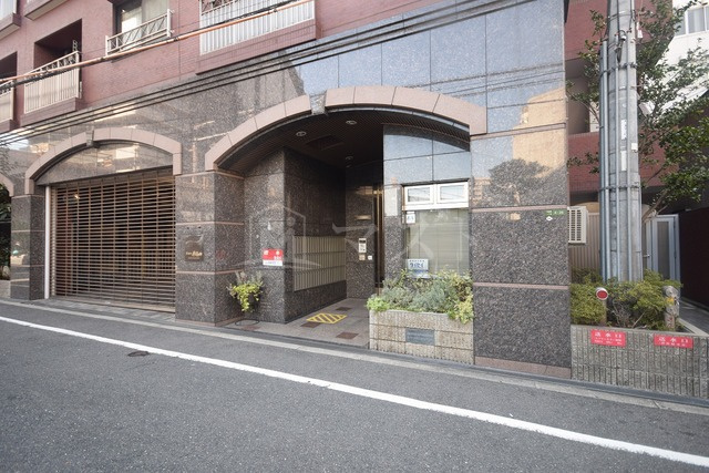 ドムス東梅田のエントランス