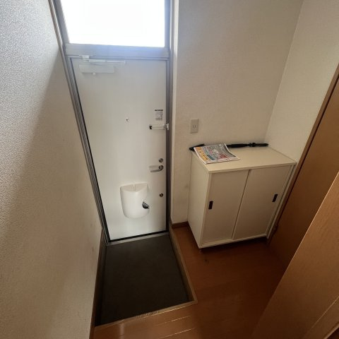 ハイツユウリナの玄関