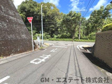 宮崎市生目台東5丁目　中古住宅の前面道路含む現地写真