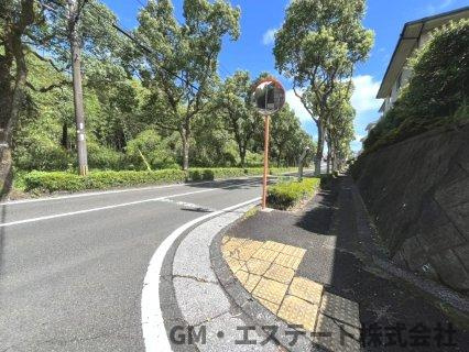 宮崎市生目台東5丁目　中古住宅の前面道路含む現地写真