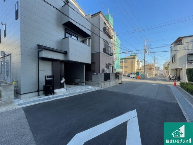神戸市灘区記田町　新築一戸建ての前面道路含む現地写真|周辺は閑静な住宅街！前面道路広々で車の出し入れも便利です。駐車が苦手な方でも安心して車庫入れできます！