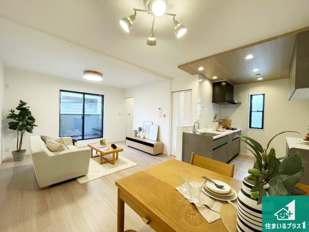 神戸市灘区記田町　新築一戸建ての居間・リビング|日当たり良好の明るいリビングで朝の目覚めもスッキリできそう！対面キッチンでご家族のコミュニケーションも自然と増える設計！小さなお子様が遊ぶスペースを作っても広々とくつろげるLDK！