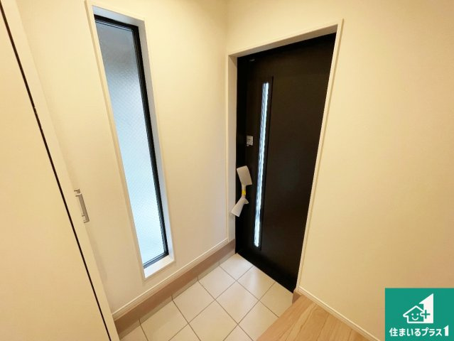 神戸市灘区記田町　新築一戸建ての玄関|シューズボックスにはたくさんの靴が収納できるので玄関周りはいつもスッキリ！ご家族が増えても安心！