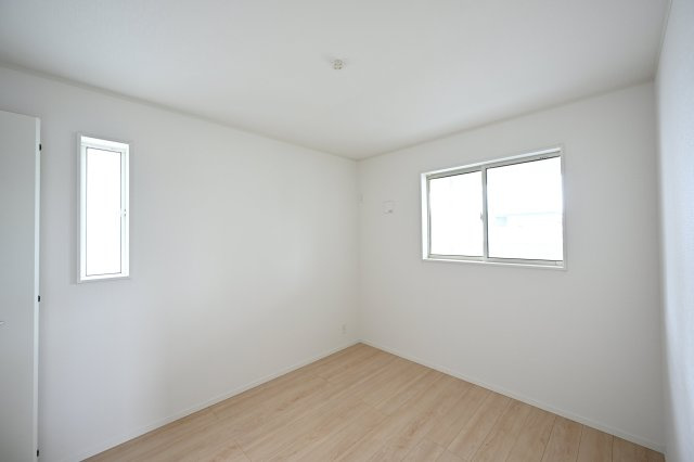【洋室】 | 大泉町寄木戸第18　アーネストワン　全5棟 | 2面採光の明るい洋室は子供部屋にもピッタリです♪