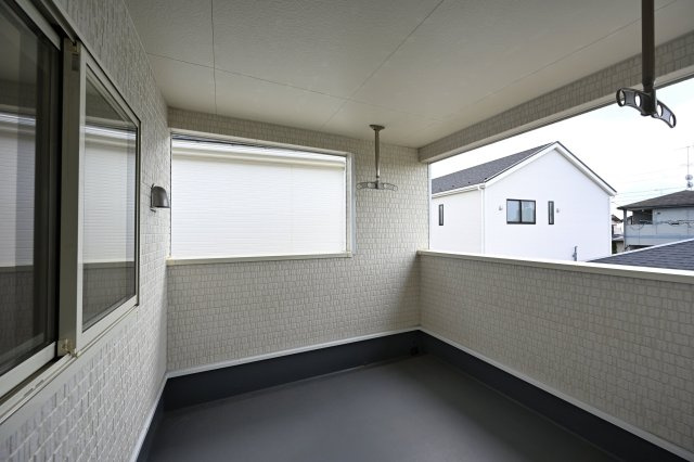 【バルコニー】 | 大泉町寄木戸第18　アーネストワン　全5棟 | バルコニーは屋根付きのインナーバルコニーとなっております。
洗濯物を突然の雨から守ってくれます♪