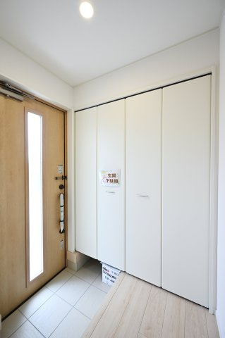 【玄関】 | 大泉町寄木戸第18　アーネストワン　全5棟 | 明るく広々した玄関が出迎えます♪