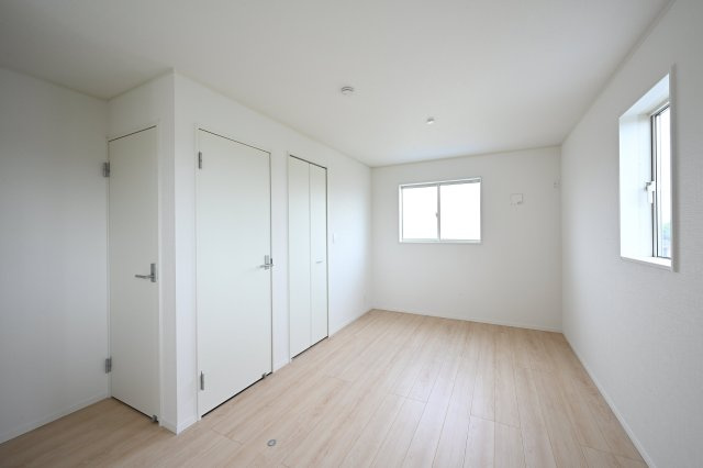 【洋室】 | 大泉町寄木戸第18　アーネストワン　全5棟 | 各居室にたっぷり収納をご用意しており、お部屋はいつでもスッキリ♪