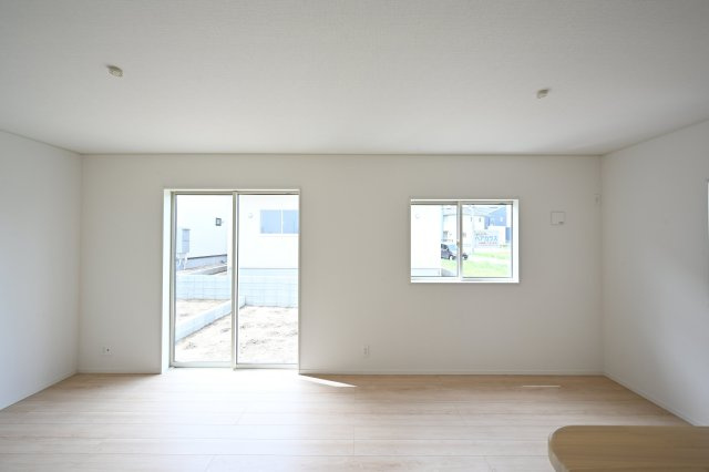 【居間・リビング】 | 大泉町寄木戸第18　アーネストワン　全5棟 | 広々としていて明るい日差しもたくさん入ってきます。家具を置いてもゆとりある空間となっております♪
