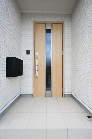 【玄関】 | 大泉町寄木戸第18　アーネストワン　全5棟 | 屋根付きの玄関は雨の日のぬれずに出入りすることができます！
ダブルロックドアで防犯性も◎