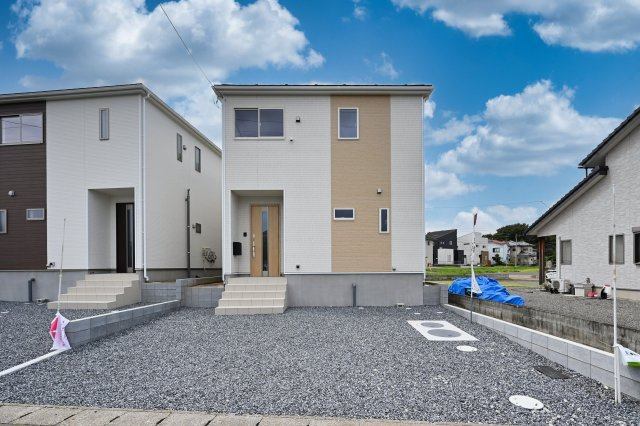 【外観】 | 大泉町寄木戸第18　アーネストワン　全5棟 | 並列駐車可能なカースペースです！お客様も遊びに来やすいですね♪