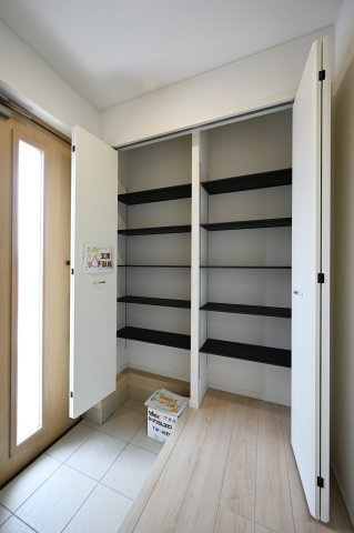 【収納】 | 大泉町寄木戸第18　アーネストワン　全5棟 | 天井までの高さがあるたっぷり玄関収納。可動棚で調整可能ですので、背の高いブーツもすっぽり収まります。