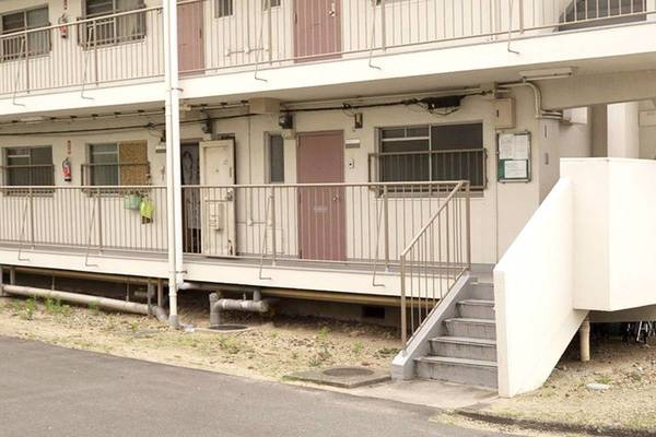 ビレッジハウス向山4号棟のエントランス