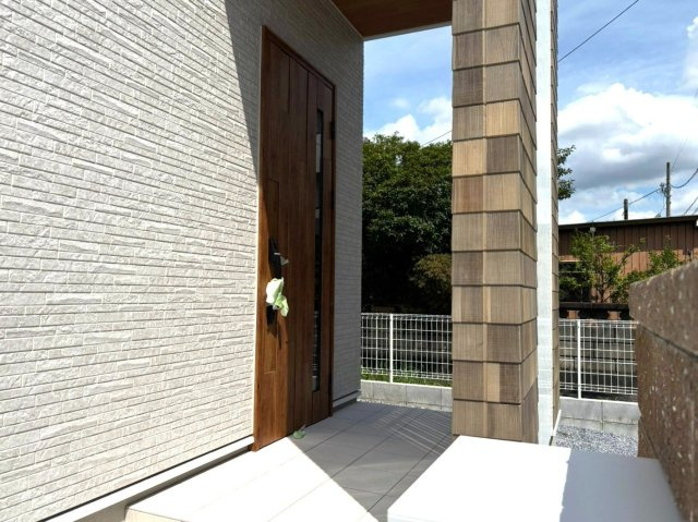 新築戸建　大垣市静里　全2区画分譲の玄関|玄関ドアの取っ手ハンドル部分にセンサーがついており、カード・シールタイプのキーで開け閉めができます
