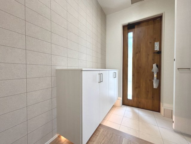 新築戸建　大垣市静里　全2区画分譲の玄関|大容量のシューズ収納付きで玄関周りもすっきり！玄関ドアからの光が玄関ホールを明るくしてくれます。