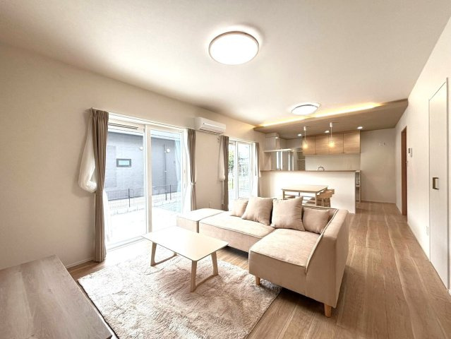 新築戸建　大垣市静里　全2区画分譲の居間・リビング|大きな窓がリビング全体に光と風を運びます。