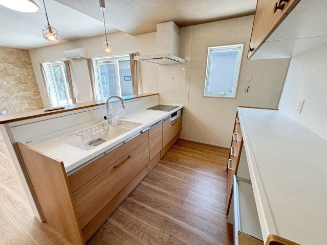 新築戸建　大垣市静里　全2区画分譲のキッチン|機能的なシステムキッチン。収納力に優れた大容量の引出でキッチン回りがスッキリ片付きます。
