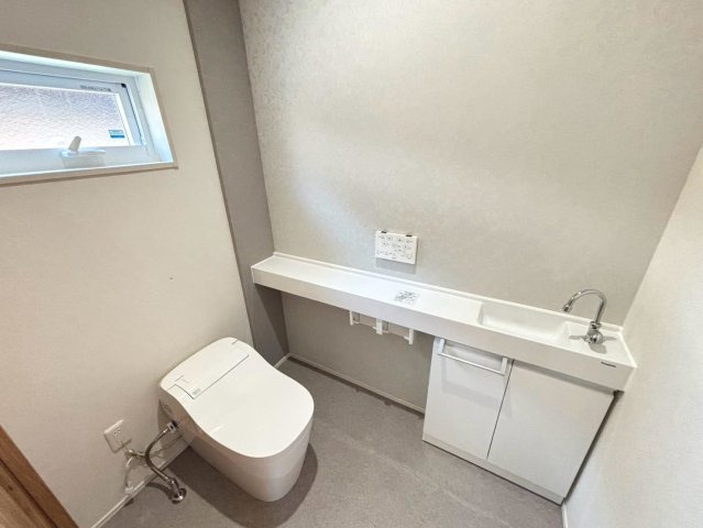 新築戸建　大垣市静里　全2区画分譲のトイレ|少ない水で効率的に洗浄するトルネード洗浄とお掃除のしやすさを究めたフチなし形状でお手入れ楽々。