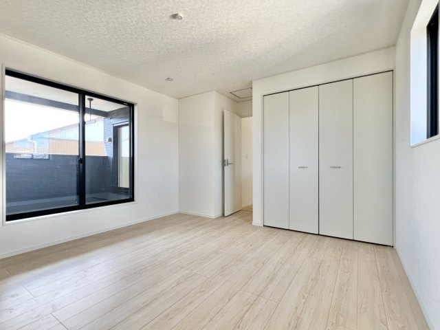 磐田市見付　第9の洋室|2階 約8.5帖の洋室は広々とした空間となっており、大きなクローゼットも完備！主寝室として活用できます。