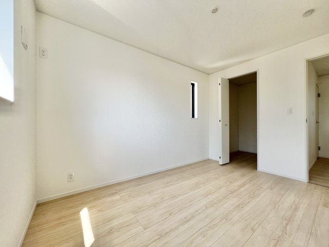 磐田市見付　第9の洋室|2階 約6帖の洋室になります。窓が二箇所あり明るく大きな収納も完備しております。