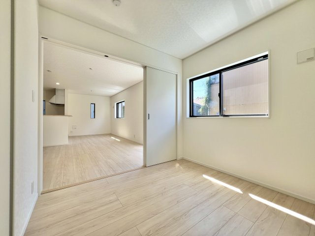 磐田市見付　第9の洋室|1階 リビング隣にある約4.5帖の洋室は陽当たり良好で、ちょっとした在宅ワークや趣味のお部屋としてお使いいただけます。