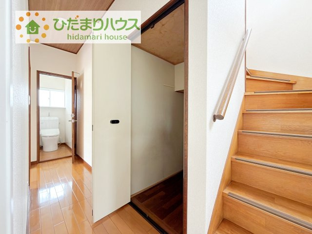【収納】 | 土浦市東並木町　中古戸建 | 便利な廊下収納があるので掃除機や買いだめする洗面所用品はもちろん、箱買いしたペットボトルまでしまえます(^^)