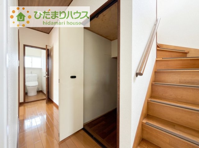 【収納】 | 土浦市東並木町　中古戸建 | 便利な廊下収納があるので掃除機や買いだめする洗面所用品はもちろん、箱買いしたペットボトルまでしまえます(^^)