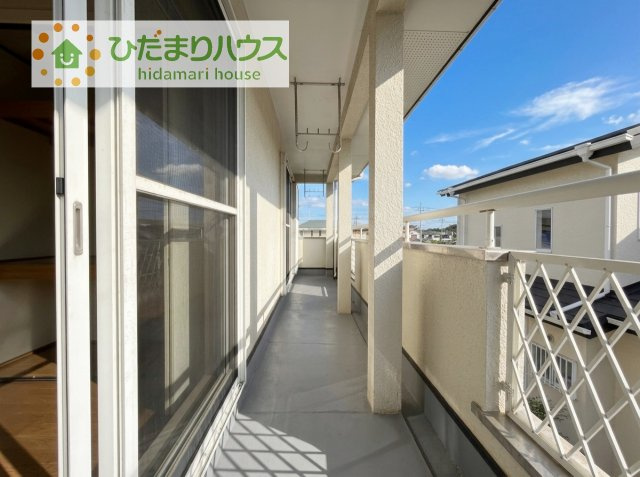 【バルコニー】 | 土浦市東並木町　中古戸建 | 広々としたバルコニー。お洗濯物もぜーんぶ干せちゃいます！！