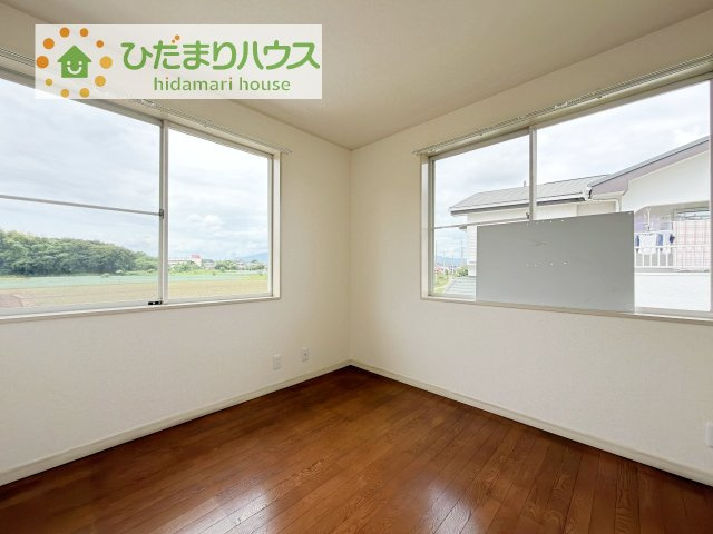 【洋室】 | 土浦市東並木町　中古戸建 | 窓が多く、明るい空間を演出してくれます(*^^*)