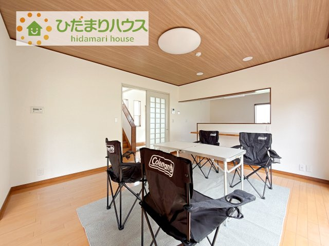 【居間・リビング】 | 土浦市東並木町　中古戸建 | リビングの大きな窓からは、暖かな日の光が降り注ぎます・・・