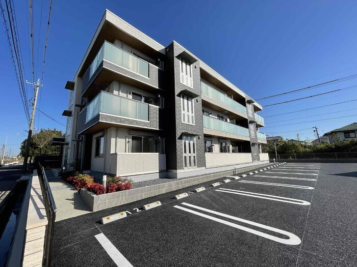 グランシャリオ 味岡の駐車場