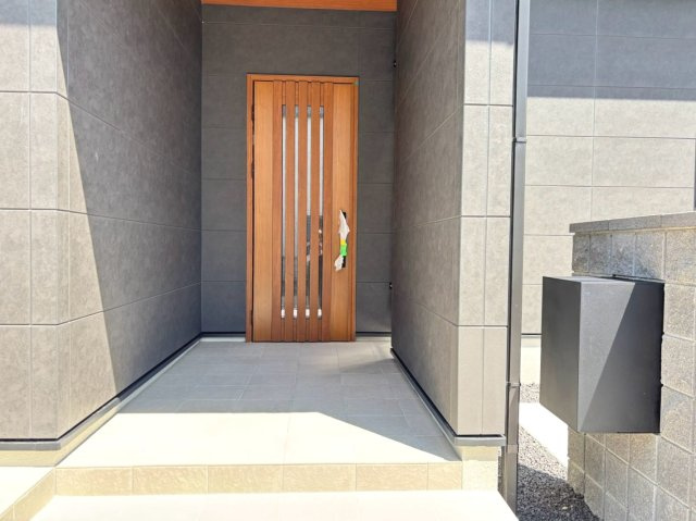 新築戸建　大垣市静里　全2区画分譲の玄関|玄関ドアの取っ手ハンドル部分にセンサーがついており、カード・シールタイプのキーで開け閉めができます