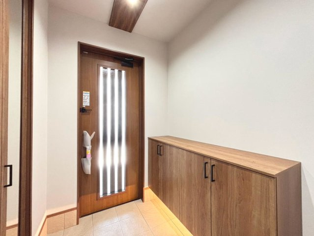 新築戸建　大垣市静里　全2区画分譲の玄関|大容量のシューズ収納付きで玄関周りもすっきり！玄関ドアからの光が玄関ホールを明るくしてくれます。