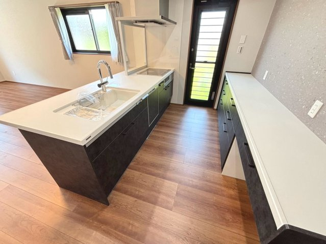 新築戸建　大垣市静里　全2区画分譲のキッチン|機能的なシステムキッチン。収納力に優れた大容量の引出でキッチン回りがスッキリ片付きます。