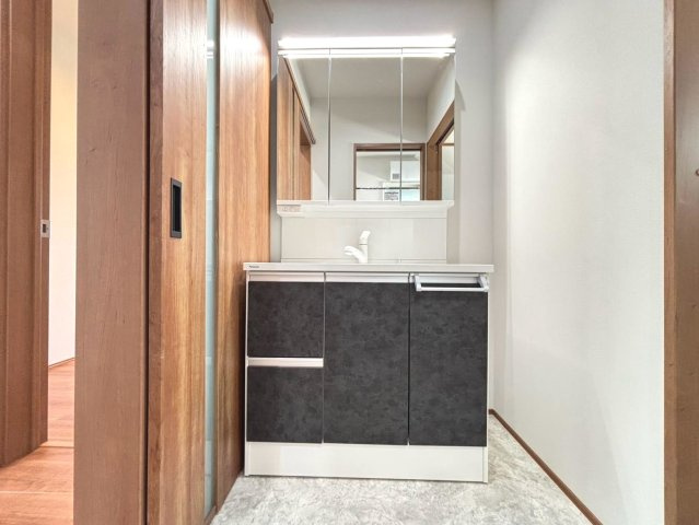 新築戸建　大垣市静里　全2区画分譲の独立洗面台|影ができにくい「ツインラインLED照明」。
