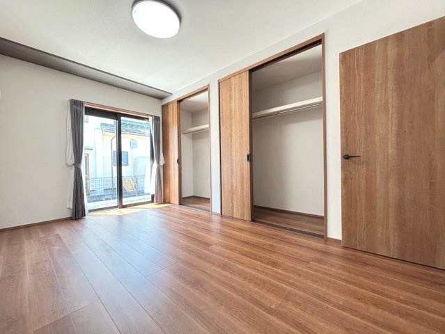 新築戸建　大垣市静里　全2区画分譲の寝室|奥行のあるウォークインクローゼットは収納方法自由自在。家族の成長に合わせた収納が可能です。