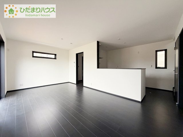 【居間・リビング】 | 土浦市並木1丁目　新築戸建 | お子様が元気に遊べる広々としたリビングです！