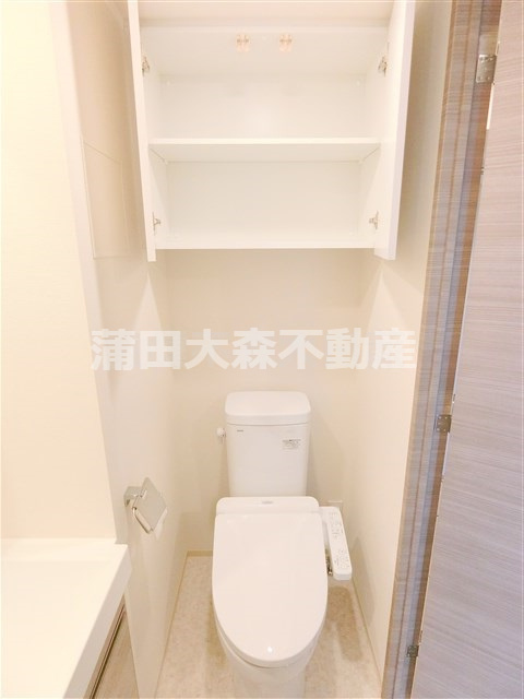 MAXIV北糀谷のトイレ|吊戸棚収納と温水洗浄便座付きのトイレ