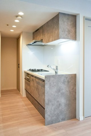 パークシティ杉並セントラルタワーのキッチン|パークシティ杉並セントラルタワー：３口コンロのシステムキッチンは収納力もありキッチン用品もスッキリ収納可能です！