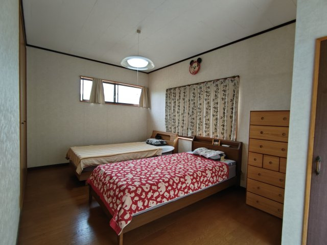 【吉井町橋川内】ゆとりの43坪！家族みんなで伸びやかに暮らす広々一戸建ての洋室