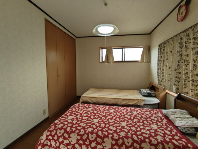 【吉井町橋川内】ゆとりの43坪！家族みんなで伸びやかに暮らす広々一戸建ての洋室