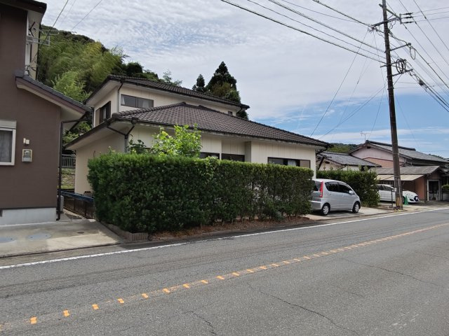 【吉井町橋川内】ゆとりの43坪！家族みんなで伸びやかに暮らす広々一戸建ての前面道路含む現地写真