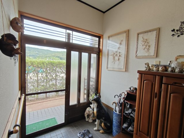 【吉井町橋川内】ゆとりの43坪！家族みんなで伸びやかに暮らす広々一戸建ての玄関