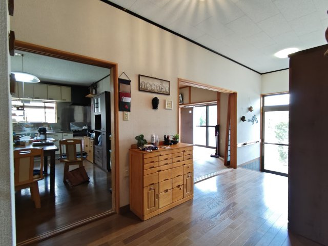 【吉井町橋川内】ゆとりの43坪！家族みんなで伸びやかに暮らす広々一戸建ての洋室