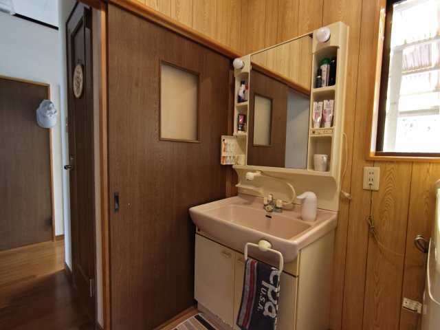 【吉井町橋川内】ゆとりの43坪！家族みんなで伸びやかに暮らす広々一戸建ての独立洗面台