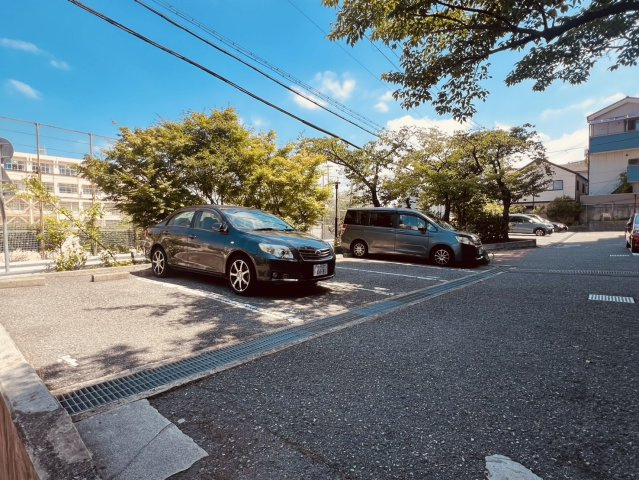 ネオハイツ垂水の駐車場