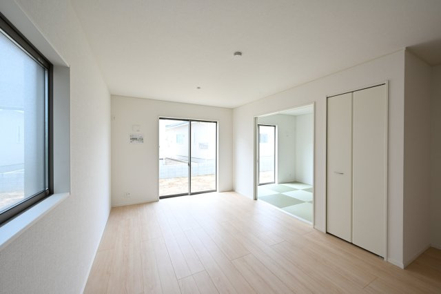 【居間・リビング】 | 大泉町寄木戸第18　アーネストワン　全5棟 | 広々としていて明るい日差しもたくさん入ってきます。家具を置いてもゆとりある空間となっております♪