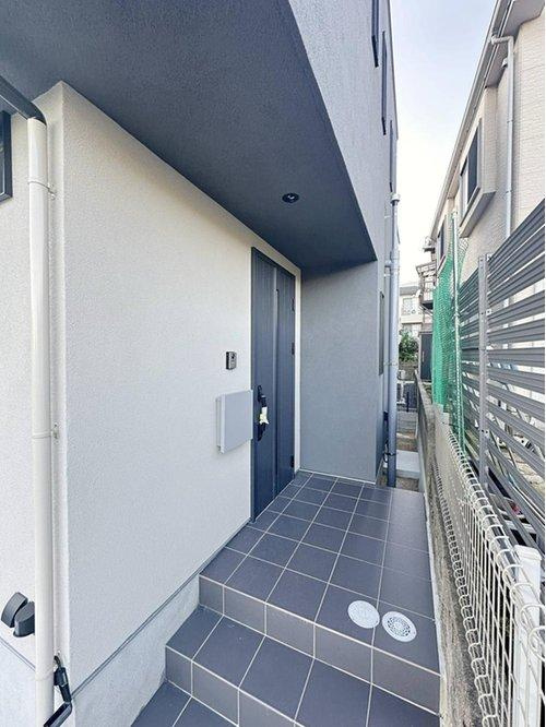 佐伯区屋代3丁目の玄関|玄関ポーチ☆屋根も付いており、雨が降っても濡れる心配はありません♪