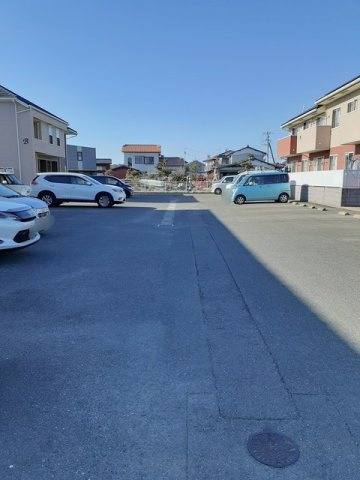 プリムラ　Ｃの駐車場|車をお持ちの方に嬉しい駐車場付きの物件です