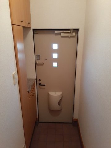 プリムラ　Ｃの玄関|収納もある玄関です